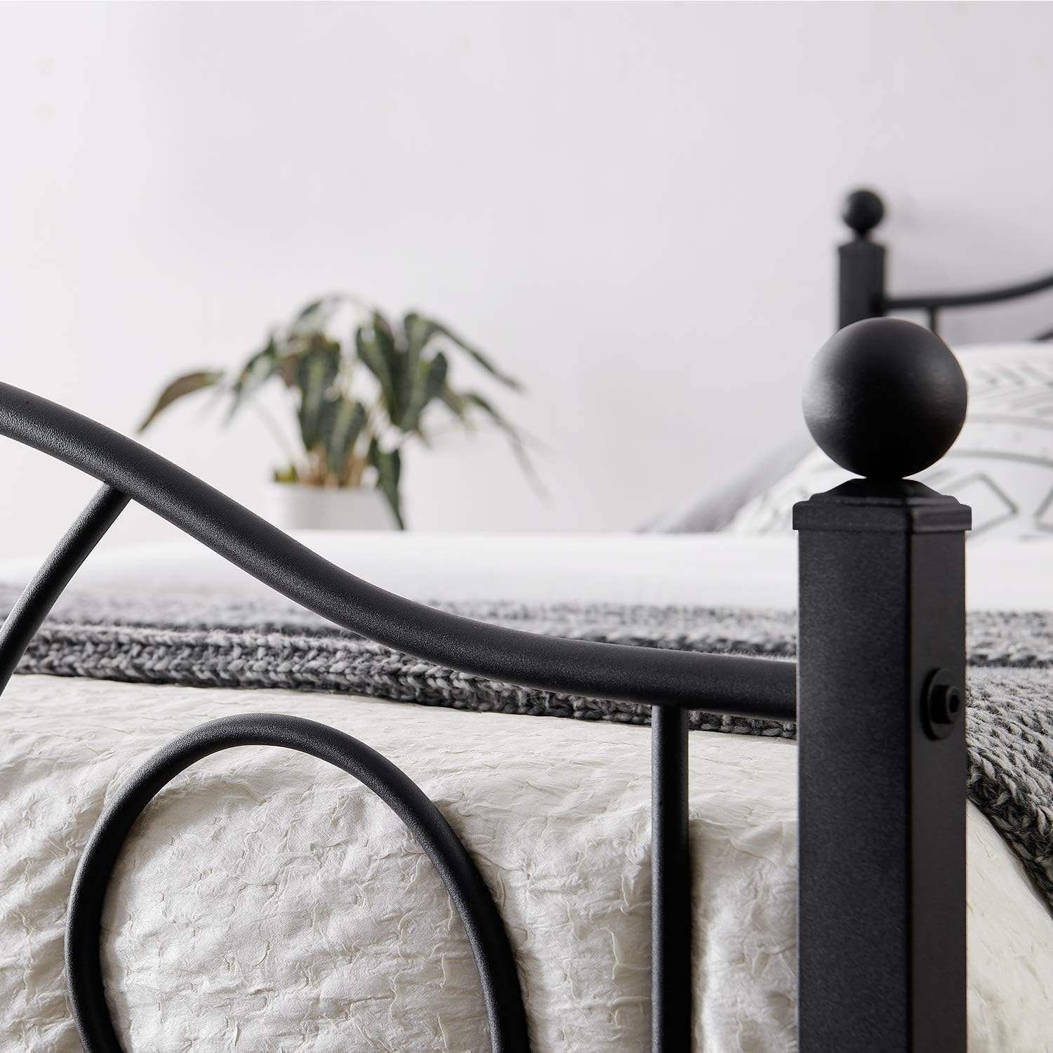 VECELO Metal Platform Bed Frame/Mattress Foundation